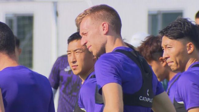 当教练要我去做一些不同的事情时，整个球队都会用不同的方法来做出适应。
